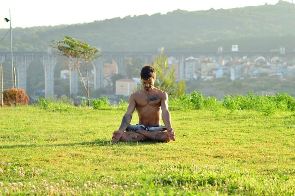YOGA: A UNIÃO COM O DIVINO